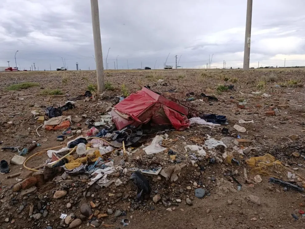 Una de las tantas postales que suelen repetirse en los terrenos frente a las 210 viviendas. Foto: Tania Domenicucci - ANR