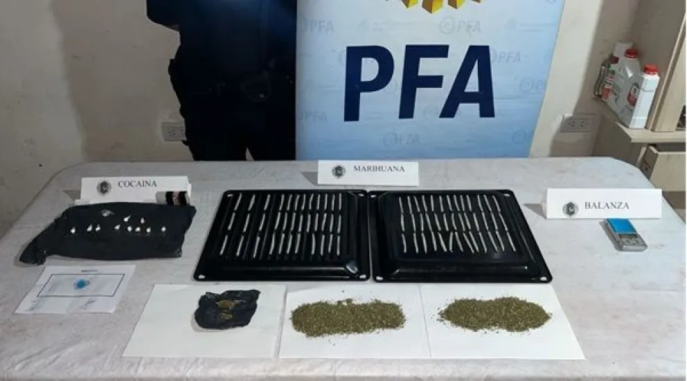 En el lugar hallaron cocaína y marihuana fraccionadas, además de una balanza utilizada para el pesaje de estupefacientes. Foto: Policía Federal Argentina