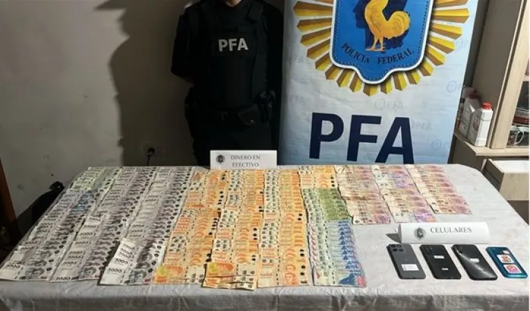 Durante el operativo se secuestr&oacute; dinero en efectivo y tel&eacute;fonos celulares que ser&aacute;n incorporados como evidencia en la causa. Foto: Polic&iacute;a Federal Argentina