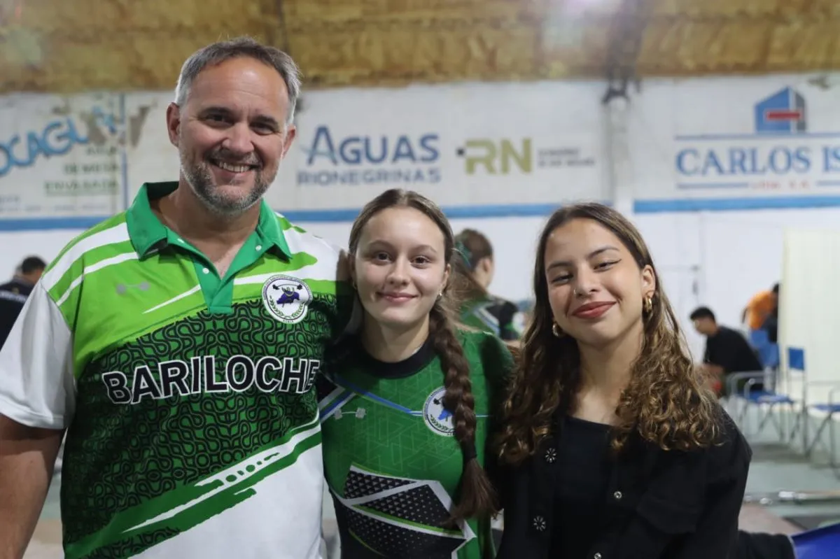 Lupia&ntilde;ez junto a su entrenador y su compa&ntilde;era, Antonella Almaza Cusnaider. Foto: Tania Domenicucci