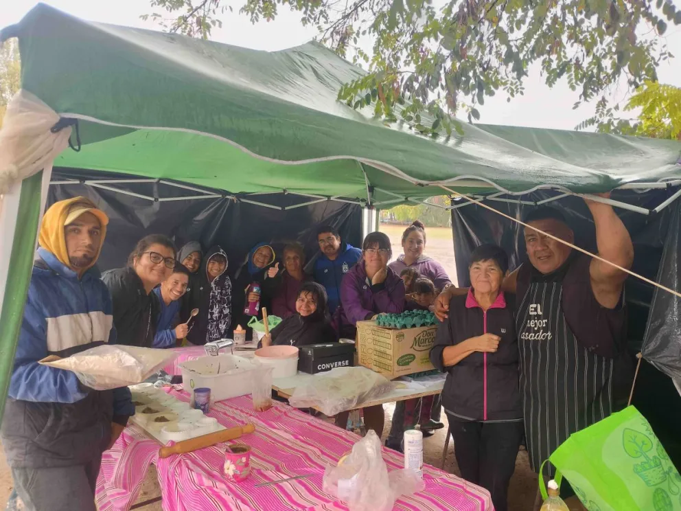 A pesar de las fuertes tormentas, las familias de la escuela de fútbol femenino “Las Princesas” realizaron una venta de empanadas para juntar fondos y poder viajar a Bariloche a disputar un torneo. Foto ANR