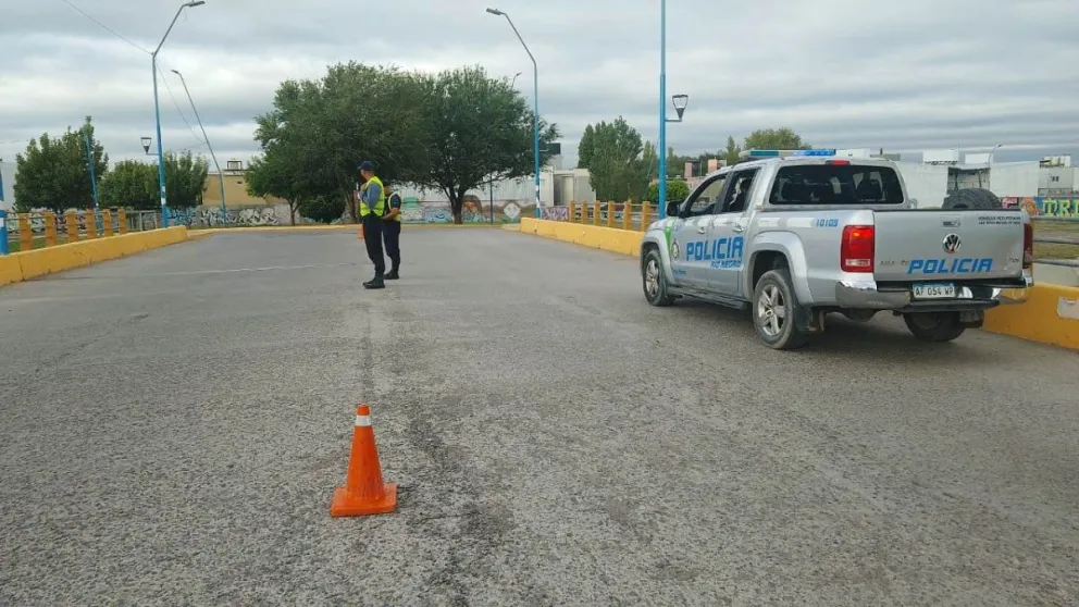 Los operativos incluyen patrullajes, identificación de personas y controles vehiculares en barrios de la zona norte y sectores rurales de Roca. Foto cortesía Policía de Rio Negro