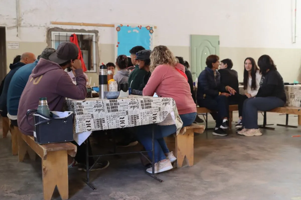 Las ma&ntilde;anas son de encuentro y escucha, mientras se comparte el desayuno. Foto: Tania Domenicucci