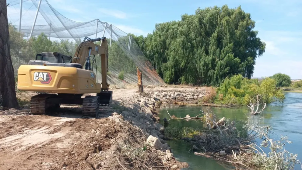 La obra se ejecutó en Isla 19, en la zona rural de Guerrico, donde se detectó un nuevo frente erosivo que motivó la intervención. Foto Gobierno de Río Negro