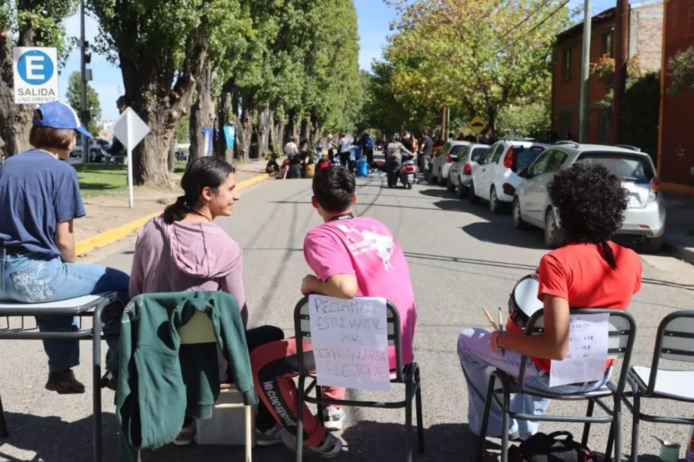 El corte fue definido en asamblea y se realiza en el acceso a la sede central, aunque sin impedir el ingreso a la institución. Foto Tania Domenicucci
