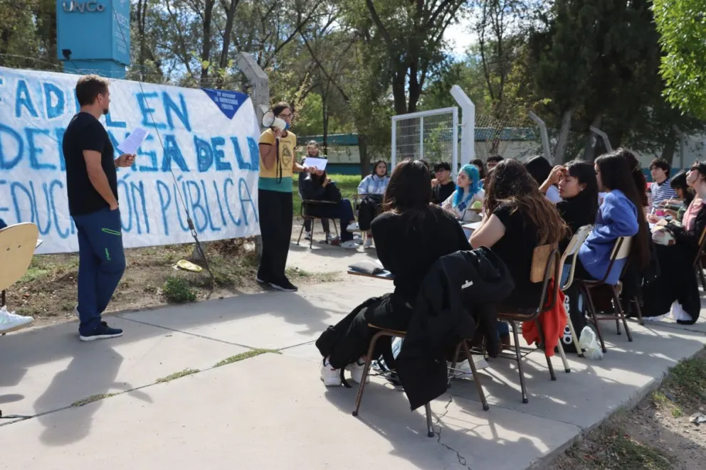 Con una clase abierta, profesores de Lenguas expusieron en Roca la crisis que atraviesa la universidad pública. Foto Tania Domenicucci-ANR