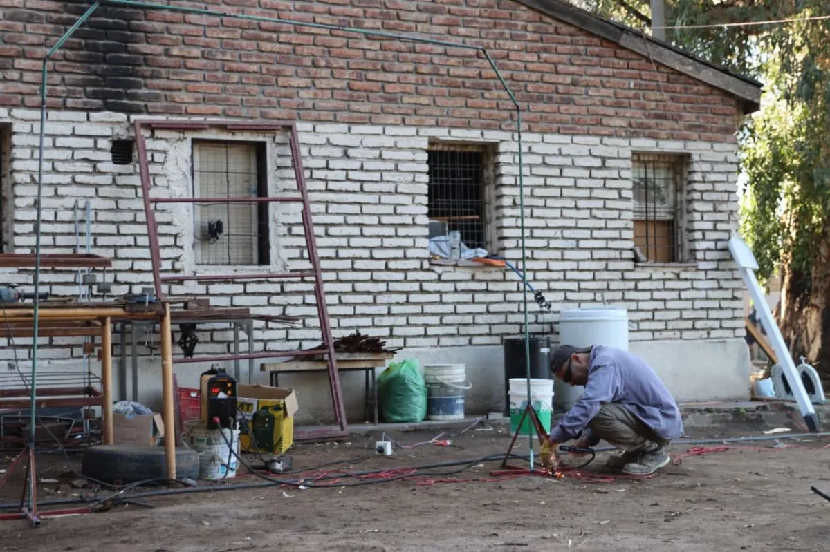 Las tareas de oficio forman parte de la rutina diaria. La laborterapia busca ordenar el tiempo y sostener el proceso de cada uno. Foto: Tania Domenicucci