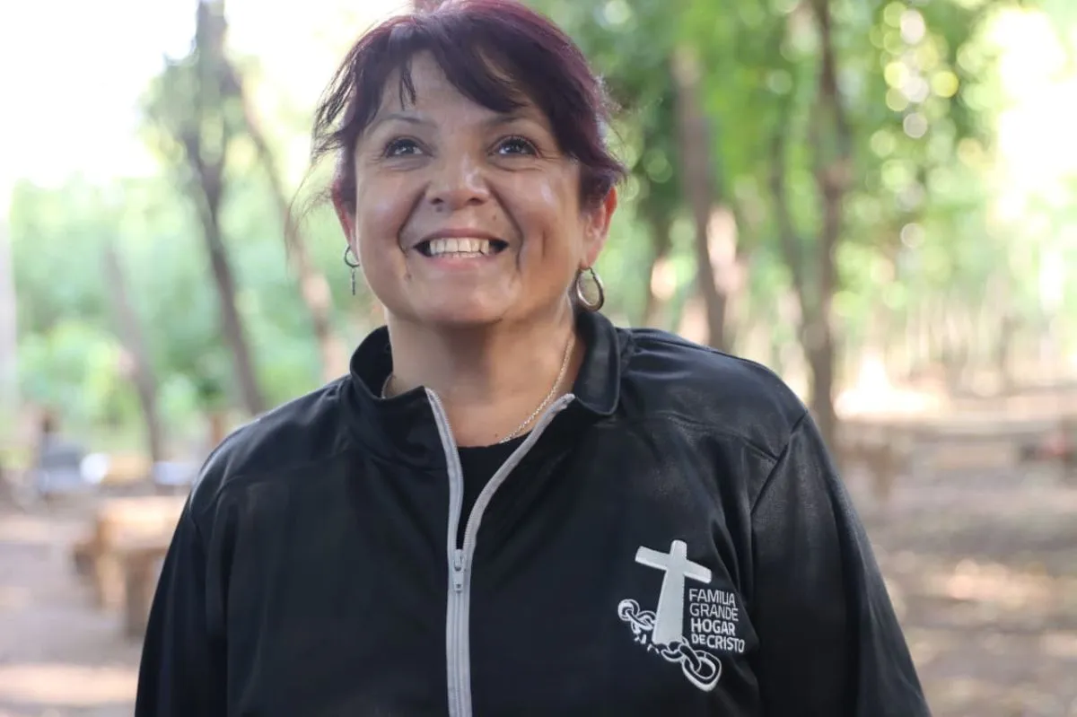 Laura Casati, referente del espacio, acompa&ntilde;a el funcionamiento cotidiano de la granja y el trabajo con personas en consumo. Foto: Tania Domenicucci