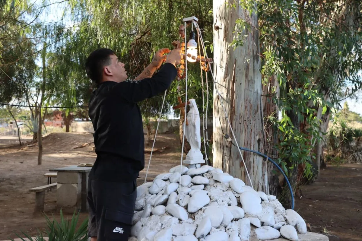 En distintos sectores del predio hay espacios armados por quienes viven en la granja. La dimensi&oacute;n espiritual forma parte del proceso, aunque cada uno la transita a su manera. Foto: Tania Domenicucci