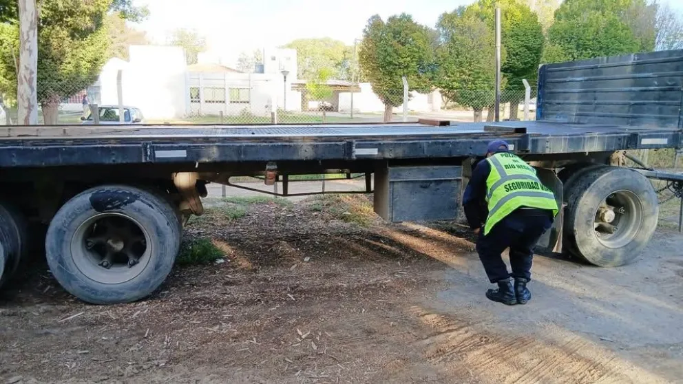 Durante el control en Ruta 22 detectaron irregularidades en la patente y en el número de chasis del acoplado, que fue secuestrado. Foto Policía de Río Negro