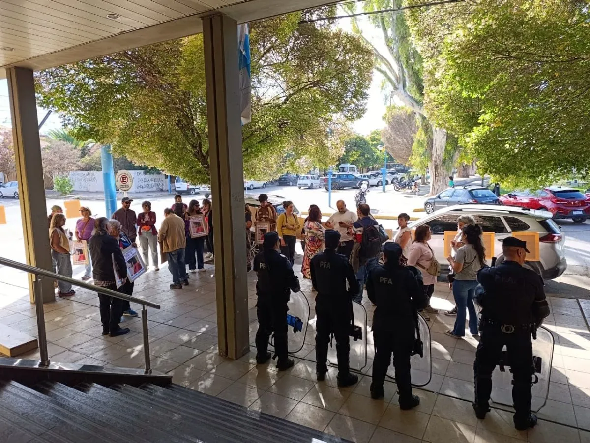 En el ingreso al juzgado hab&iacute;a un cord&oacute;n policial. Foto: Tania Domenicucci - ANR