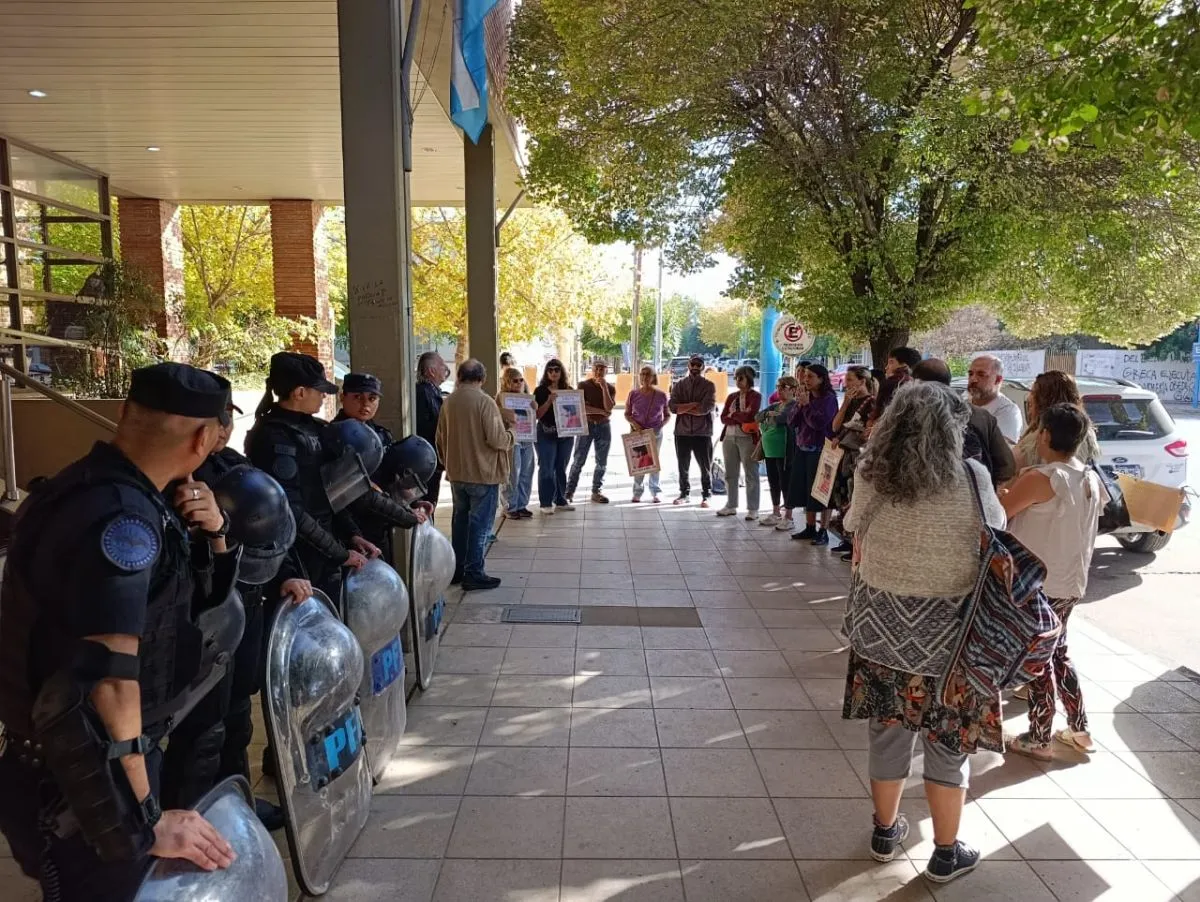 La familia de Teo, amigos y allegados, aguardaron la audiencia en el ingreso al edificio judicial. Foto: Tania Domenicucci