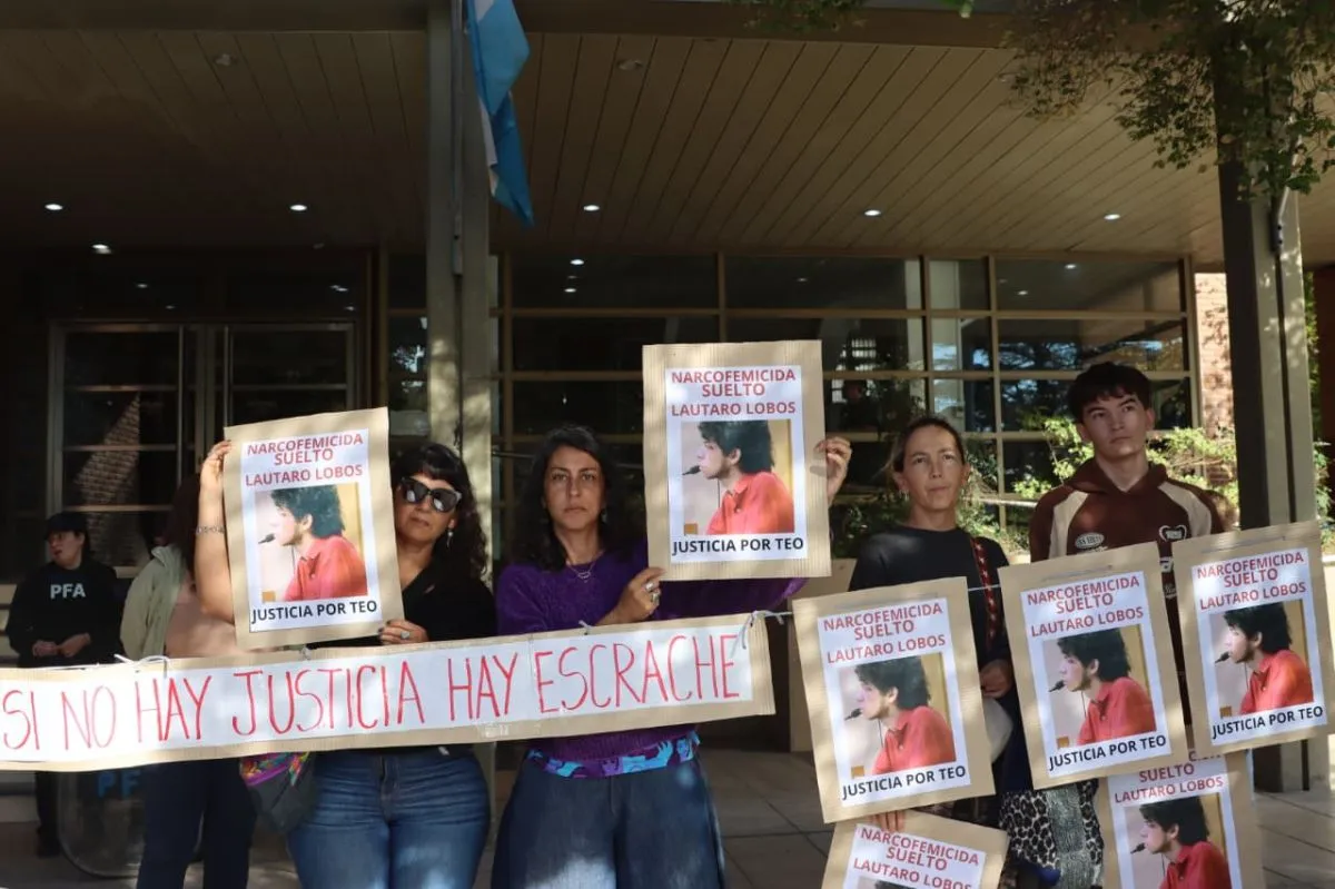 Durante la audiencia de indagatoria, hubo concentraci&oacute;n en las puertas del juzgado federal. Foto: Tania Domenicucci