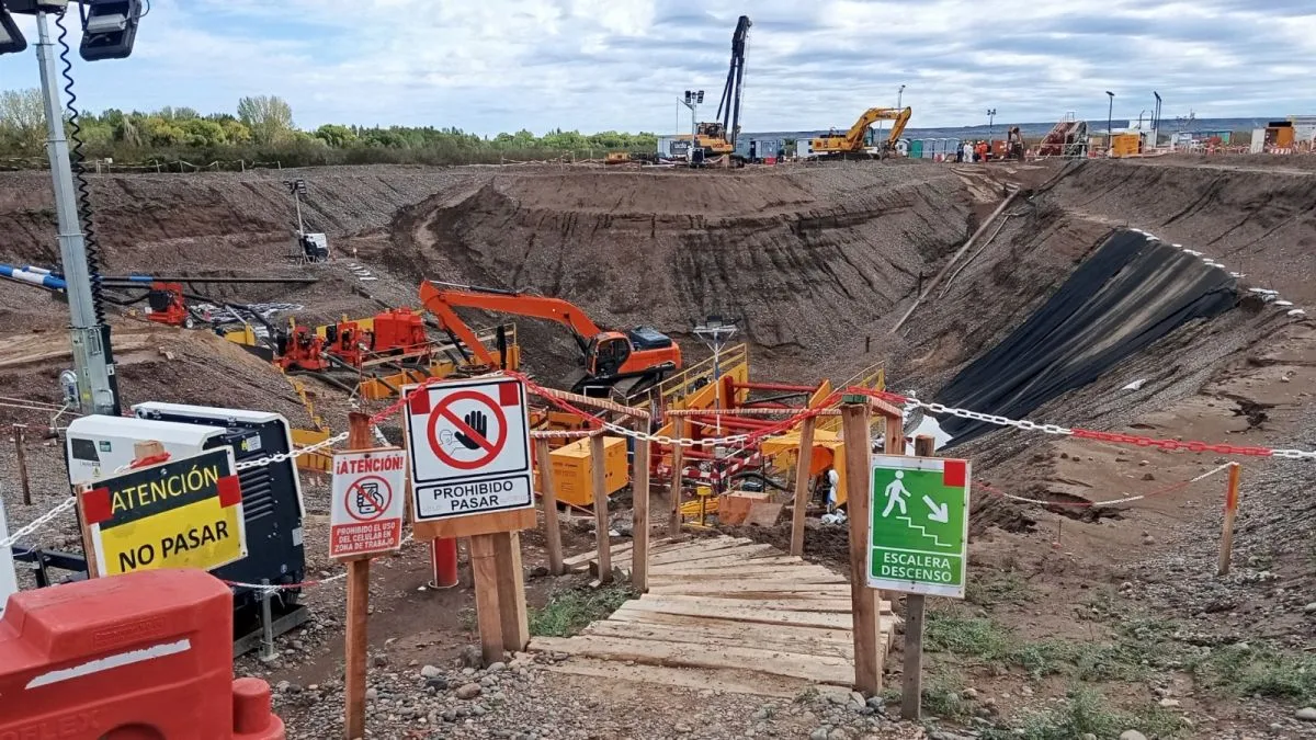 El ca&ntilde;o de 700 metros de longitud fue soldado en superficie. Foto: gentileza