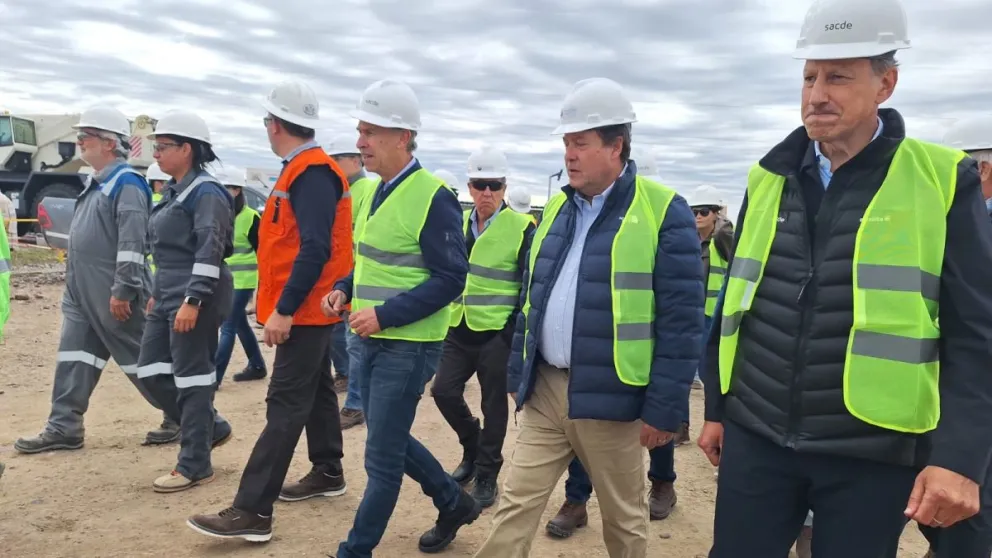 Autoridades provinciales y representantes de YPF y otras operadoras acompañaron el hito técnico del oleoducto. Foto: gentileza