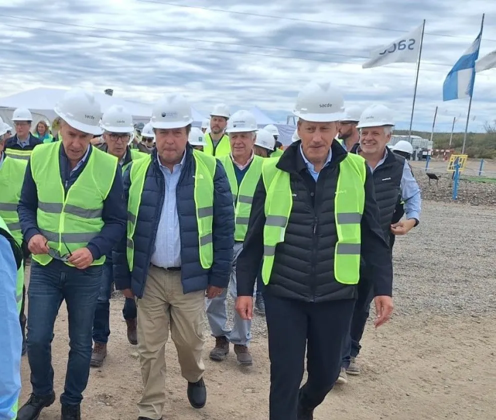 Autoridades provinciales y representantes de YPF y otras operadoras acompañaron el hito técnico del oleoducto. Foto: gentileza