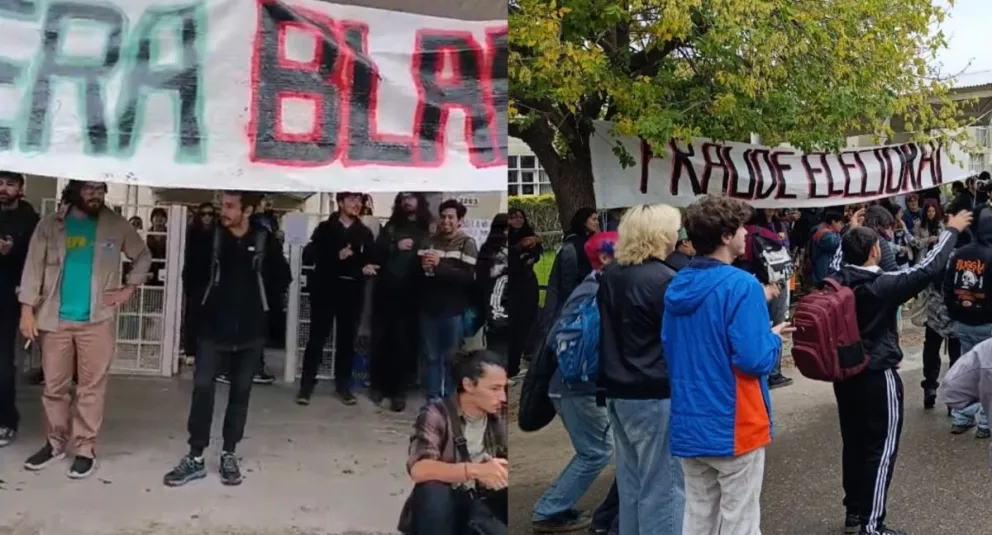 Mientras se realiza el escrutinio, en el ingreso al IUPA hay concentración. Foto: ANR