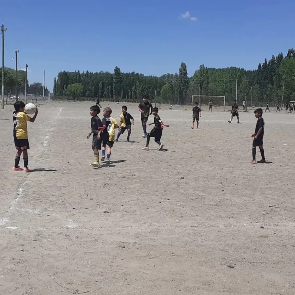 Más de 60 equipos y alrededor de 1.500 chicos participarán de una nueva edición de la Liga Interbarrial de Fútbol de Roca, que este año tendrá inscripciones gratuitas. Foto cortesía