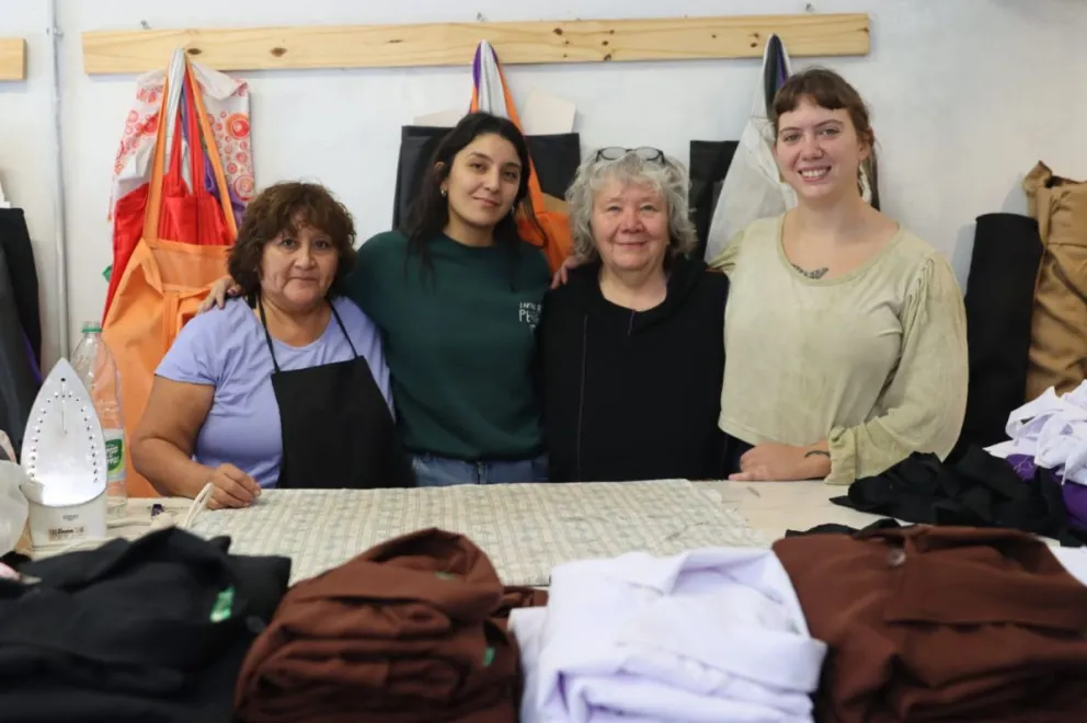 La cooperativa textil funciona en la terminal de General Roca y reúne a 13 asociadas que producen ropa urbana, camperas de egresados y prendas a pedido para sostener a sus familias. Foto Tania Domenicucci-ANR