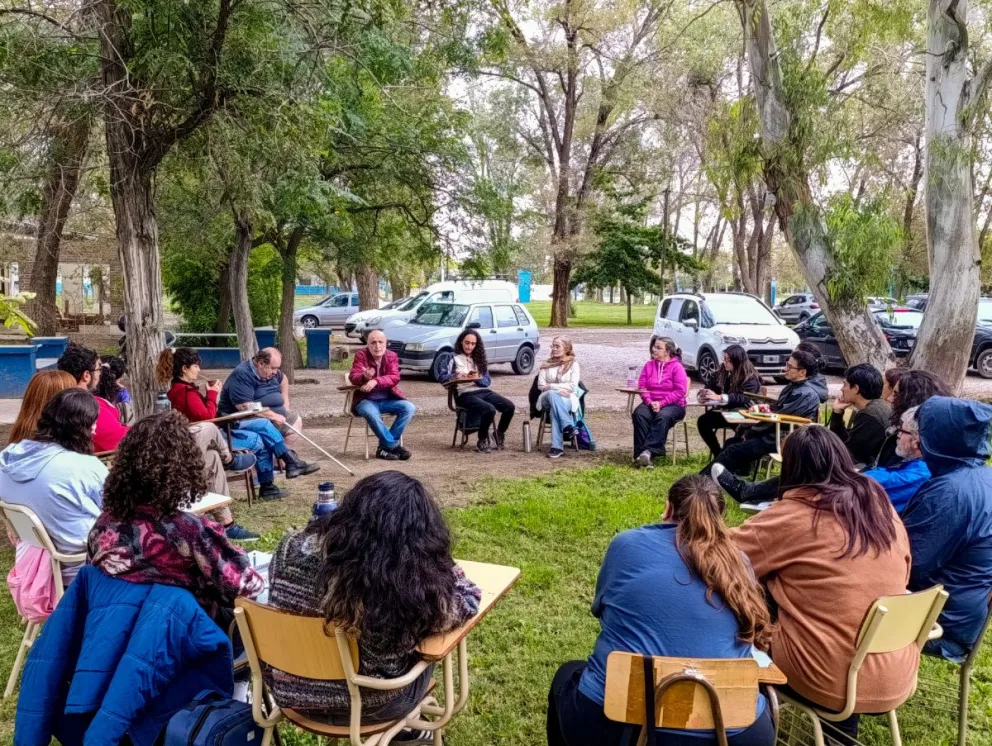Con clases al aire libre, paro de actividades y difusión de los reclamos, se está llevando adelante la lucha docente en búsqueda de mejores condiciones laborales. Foto cortesía
