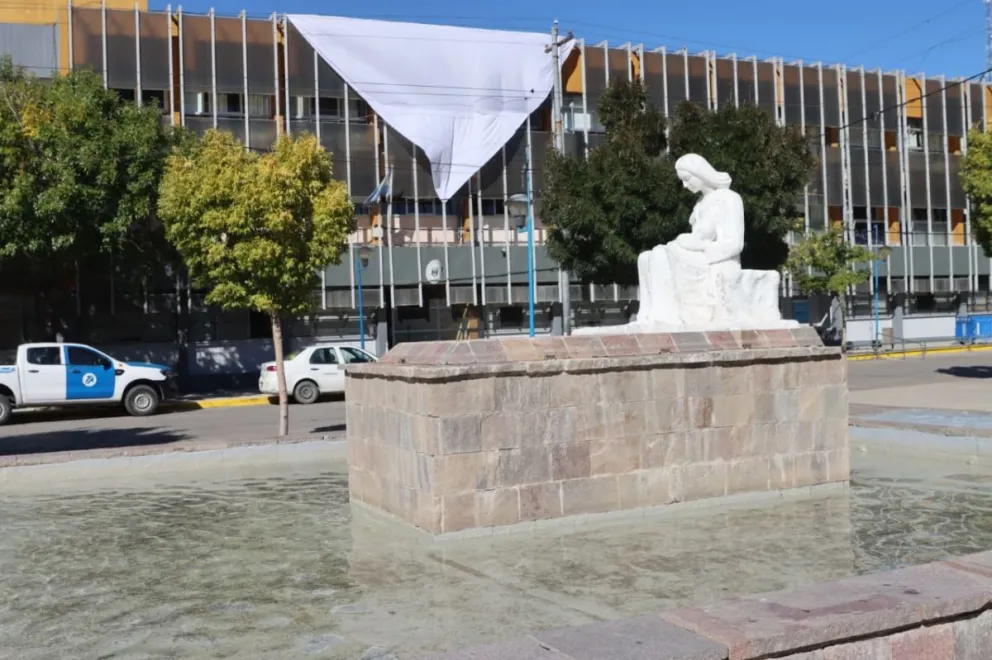 Con un martes nublado y frio, se espera que el frente del Municipio sea el epicentro de la marcha por el 24M. Foto Tania Domenicucci-ANR 