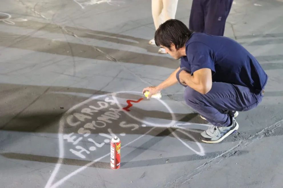 Durante la intervención, también se pintaron pañuelos en el suelo como parte de la vigilia. Foto: Tania Domenicucci
