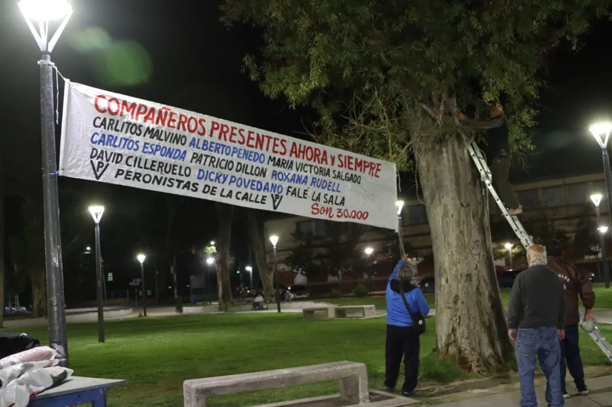 Una bandera con los nombres de roquenses desaparecidos fue colgada durante la vigilia en la plaza. Foto: Tania Domenicucci