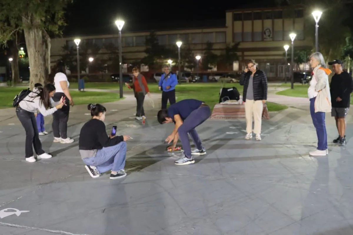 La pintada de pa&ntilde;uelos marc&oacute; el inicio de la conmemoraci&oacute;n en la ciudad, con eje en las historias locales. Foto: Tania Domenicucci