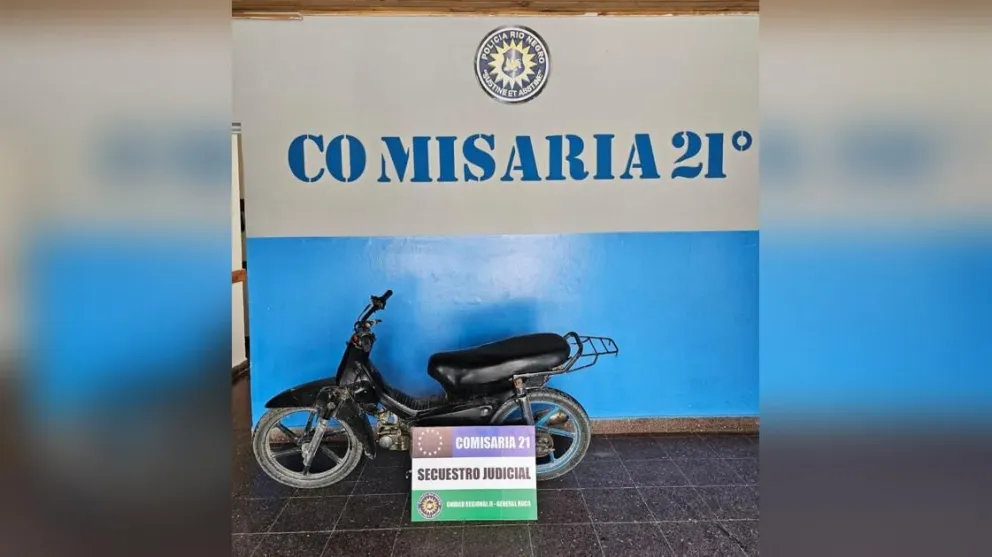 La moto tenía pedido de secuestro por hurto y fue retenida tras el operativo policial en la zona norte de Roca. Foto: Policía de Río Negro