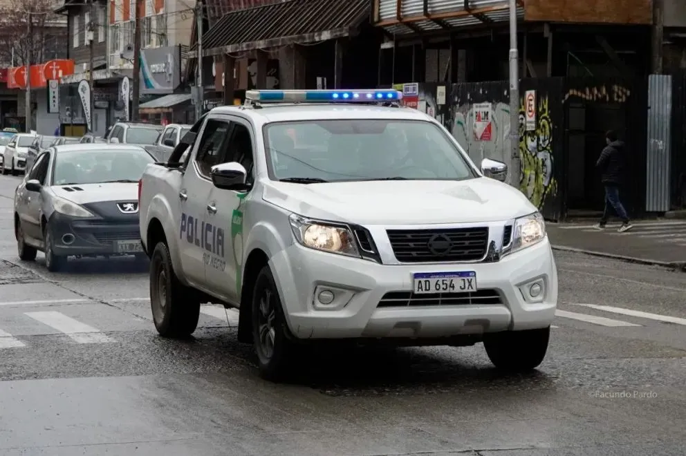 Al llegar el personal policial, el sujeto se resistió y se enfrentó a los efectivos antes de ser reducido.(Foto: Gentileza)