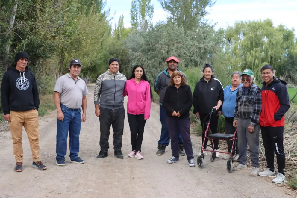 Vecinos del barrio Cuatro Galpones aseguran cumplieron con todo lo exigido y que además hubo mensura, entrega de tenencias y parte del alumbrado público, pero la red eléctrica domiciliaria aún no llega al sector. Foto Tania Domenicucci-ANR