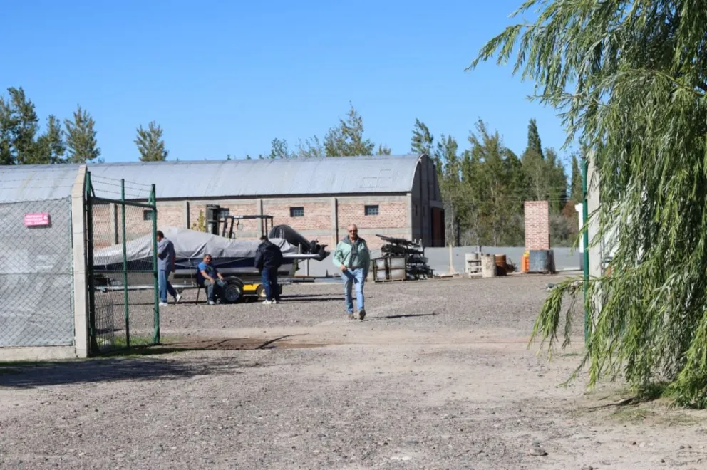 El momento corresponde al intercambio registrado en la vía pública, tras la cobertura del incendio en el Parque Industrial. Foto: Tania Domenicucci ANR