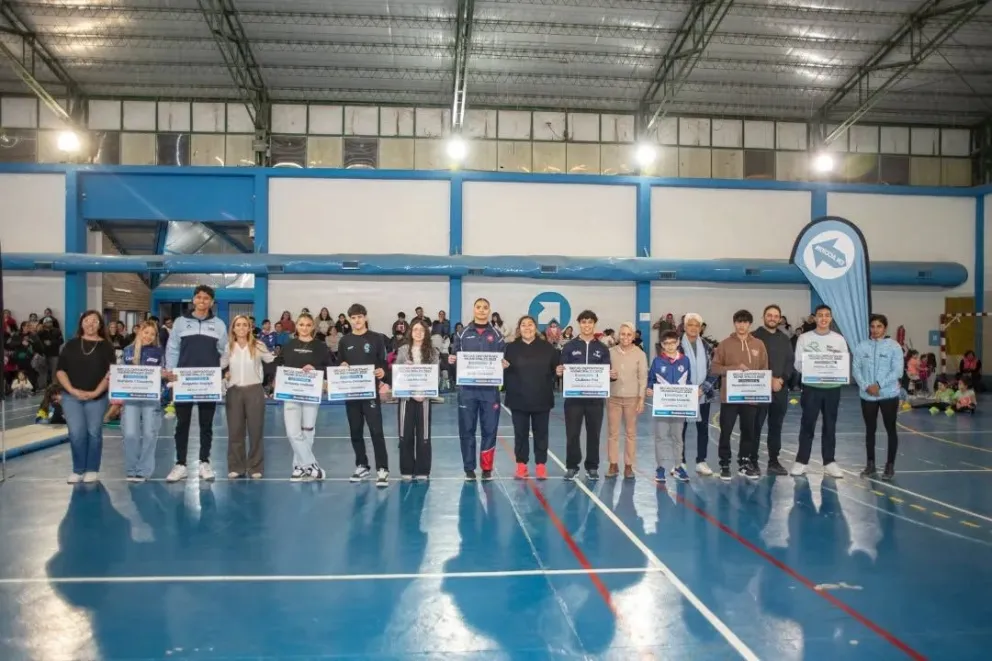 En junio del 2025, deportistas roquenses recibieron su beca. Foto: Municipio de Roca