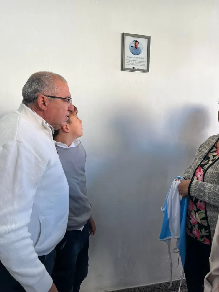 El acto se realizó esta mañana, con la presencia de familiares de Durán y funcionarios provinciales.  Foto: Angie Torres