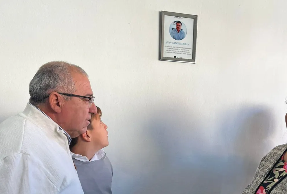 El acto se realizó esta mañana, con la presencia de familiares de Durán y funcionarios provinciales.  Foto: Angie Torres