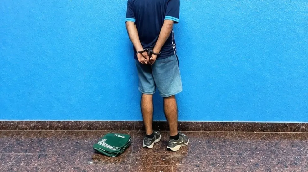 El hombre quedó detenido y se recuperó la mochila. Foto: Policía de Río Negro