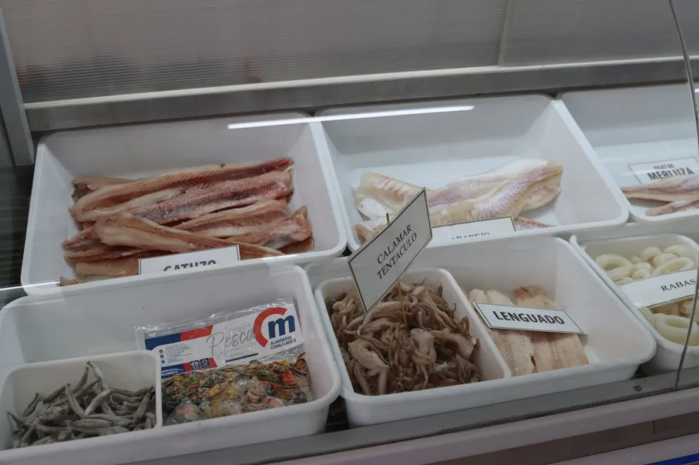 Según diferentes dueños de pescaderías, la cantidad de gente que compra pescado suele triplicarse durante toda la semana santa. Foto Tania Domenicucci-ANR