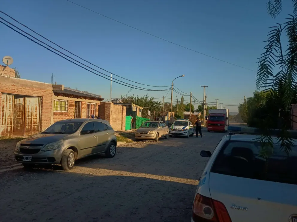 Personal de la Comisaría 31 junto a criminalística trabajaron en el lugar, luego que denunciaran que la puerta estaba forzada, constatando que en el lugar no faltaba ningún objeto. Foto ANR