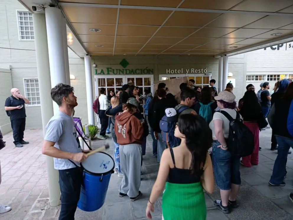 La reunión del Consejo Superior se trasladó a la sede de Fundación Cultural Patagonia en medio de cuestionamientos al cambio de lugar. Foto: Tania Domenicucci