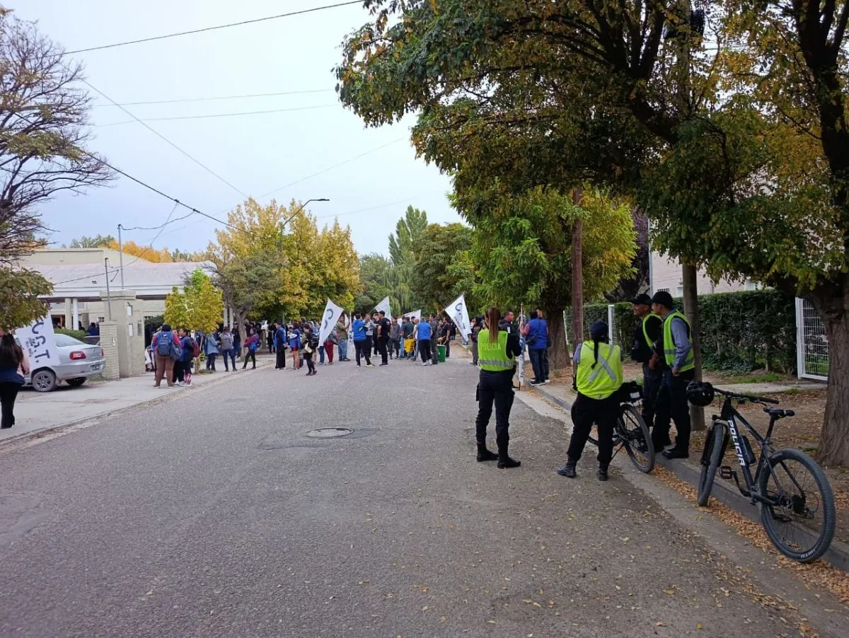 La Polic&iacute;a despleg&oacute; un operativo en la zona mientras estudiantes y sectores opositores se concentraban en las inmediaciones del IUPA. Foto: Tania Domenicucci