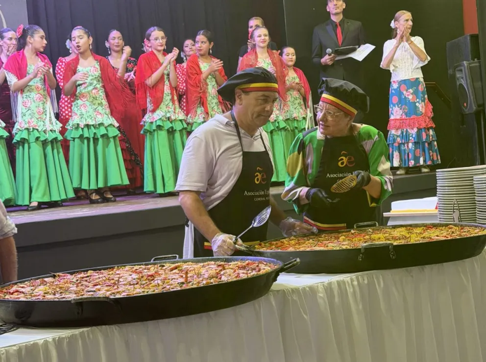 La cena aniversario incluyó cocina típica y presentaciones culturales, en una celebración que combinó tradición española y participación local. Foto: gentileza