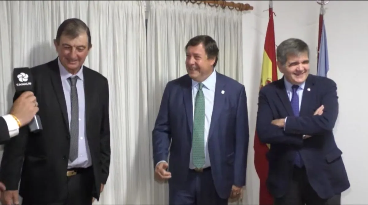 De izquierda a derecha, Jos&eacute; Garc&iacute;a (Asociaci&oacute;n Espa&ntilde;ola), el gobernador de R&iacute;o Negro, Alberto Weretilneck, y el embajador de Espa&ntilde;a en Argentina, Joaqu&iacute;n Mar&iacute;a de Ar&iacute;stegui Laborde, durante la cena por los 109 a&ntilde;os de la instituci&oacute;n. Foto: gentileza