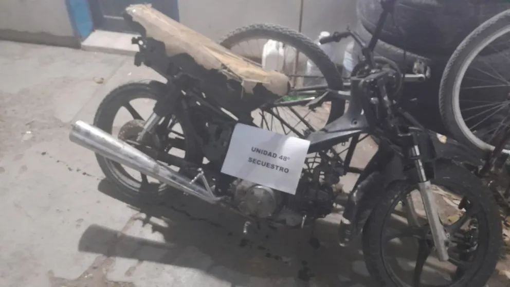 La moto que fue abandona durante la persecución. Foto: Policía de Río Negro