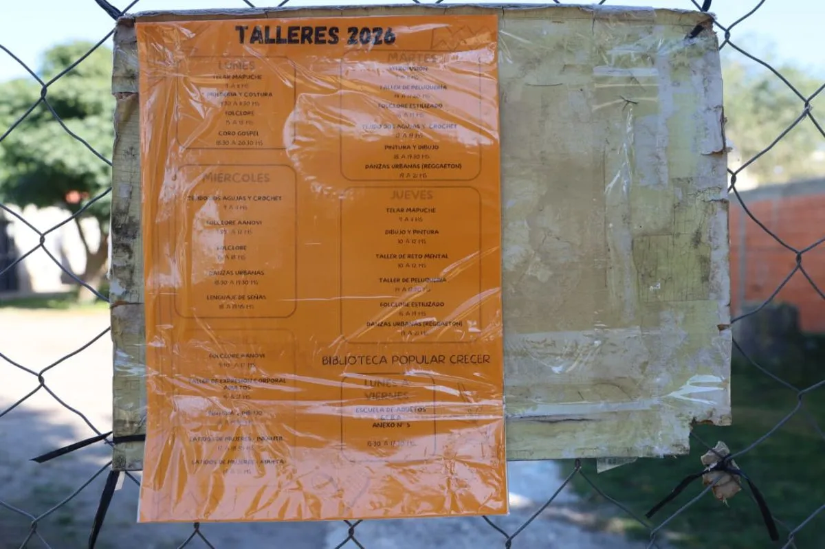 La informaci&oacute;n sobre los talleres se encuentran en el ingreso a la biblioteca. Foto: Tania Domenicucci