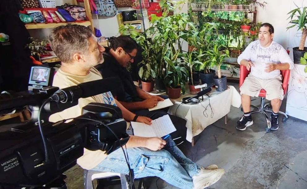 Félix Carrasco, camarógrafo e iluminador de Canal 10 durante cuatro décadas fue el primer entrevistado en este ciclo. Foto gentileza 