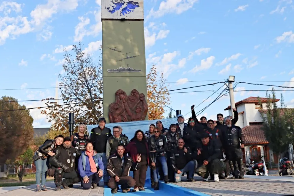 Antes de partir, se reunieron en el Memorial Gesta de Malvinas de calle San Juan. Foto: Tania Domenicucci