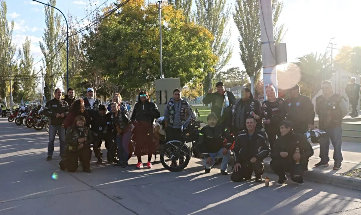 El grupo de motoqueros se unieron para brindar homenaje a los ex combatientes. Foto: Tania Domenicucci