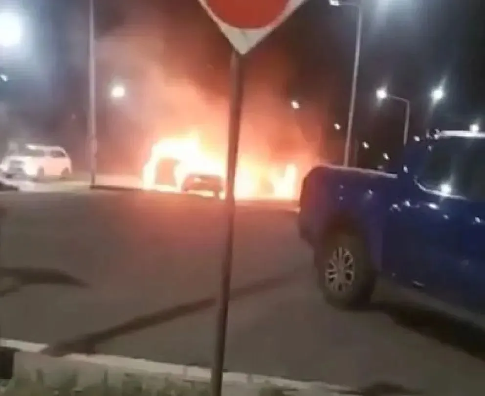 El fuego destruyó seis autos de alta gama estacionados frente a la Legislatura neuquina. Foto: gentileza