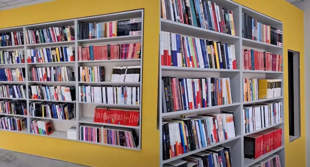 La librería fue fundada en 1968 en Roca y aún se mantiene en pie. 