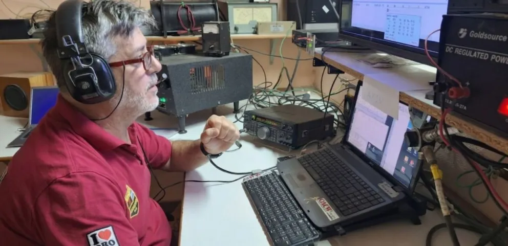 El Club sigue reuniéndose y sosteniendo esta forma de comunicación analóca, pero que no pasa de moda. (Fotos: gentileza Radio Club General Roca